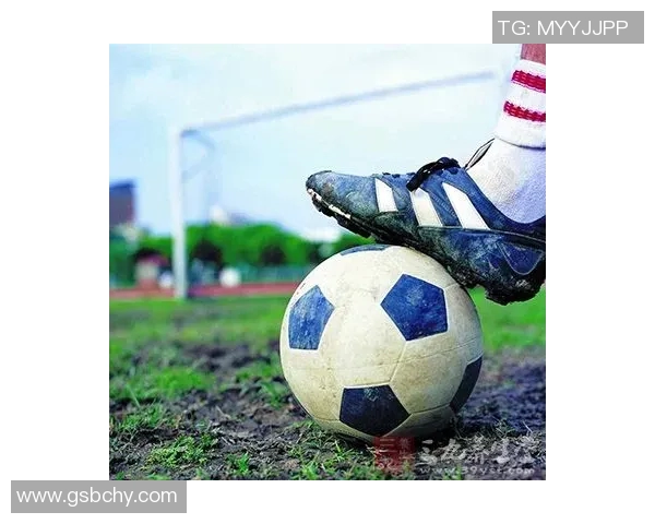 如何通过球迷文化和品牌营销来赚取足球明星签名球鞋的利润